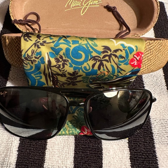 New!!!! Authentic Maui Jim Black Sunglasses with Floral Pouch & Hard case - Picture 1 of 1